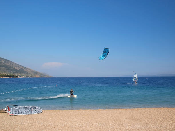 カイトサーファーのアクション - kiteboarding sunlight croatia dalmatia ストックフォトと画像