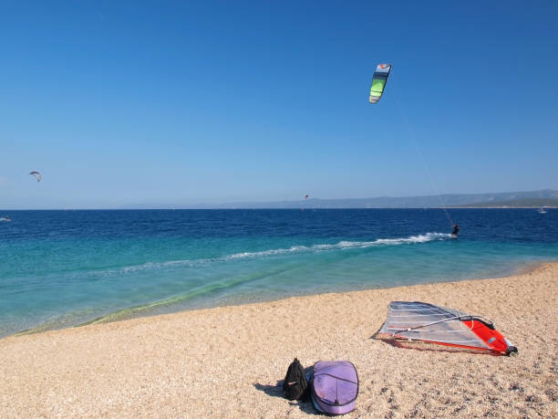 kitesurfer w akcji - kiteboarding sunlight croatia dalmatia zdjęcia i obrazy z banku zdjęć