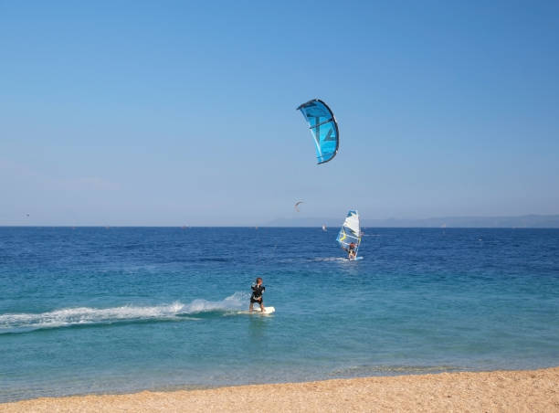 カイトサーファーのアクション - kiteboarding sunlight croatia dalmatia ストックフォトと画像