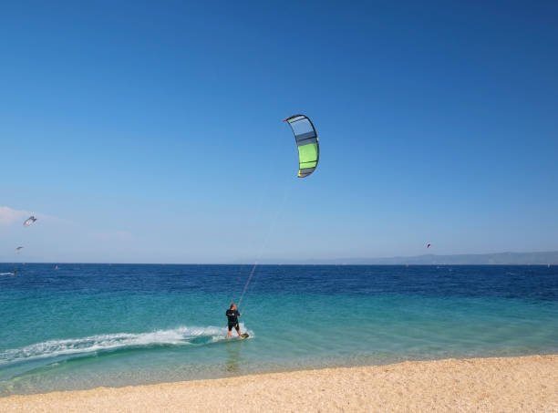 kitesurfer w akcji - kiteboarding sunlight croatia dalmatia zdjęcia i obrazy z banku zdjęć