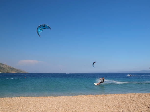 kitesurfer w akcji - kiteboarding sunlight croatia dalmatia zdjęcia i obrazy z banku zdjęć