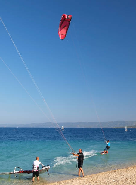 カイトサーファーの行動 - kiteboarding sunlight croatia dalmatia ストックフォトと画像