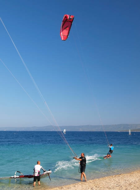 카이트 서퍼 의 행동 - kiteboarding sunlight croatia dalmatia 뉴스 사진 이미지