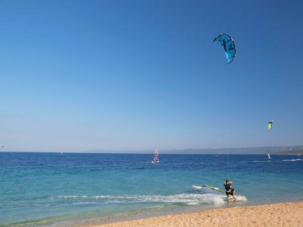 kitesurfer w akcji - kiteboarding sunlight croatia dalmatia zdjęcia i obrazy z banku zdjęć