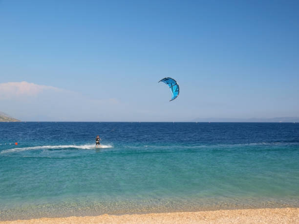 kitesurfer w akcji - kiteboarding sunlight croatia dalmatia zdjęcia i obrazy z banku zdjęć