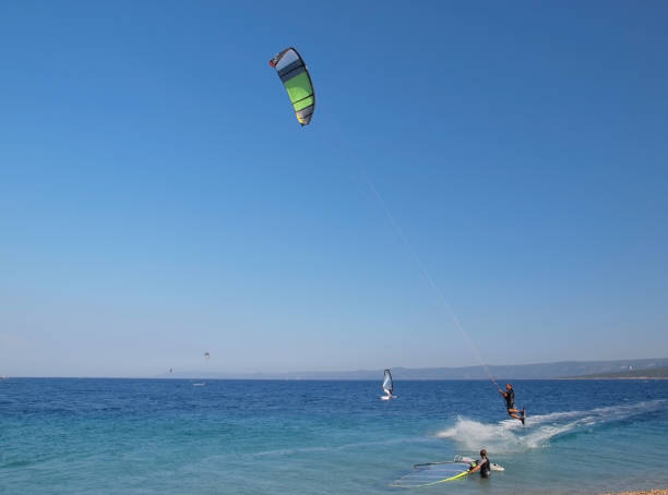 カイトサーファーの行動 - kiteboarding sunlight croatia dalmatia ストックフォトと画像