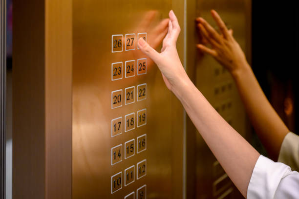 엘리베이터 버튼을 누릅니다. - elevator push button stainless steel floor 뉴스 사진 이미지