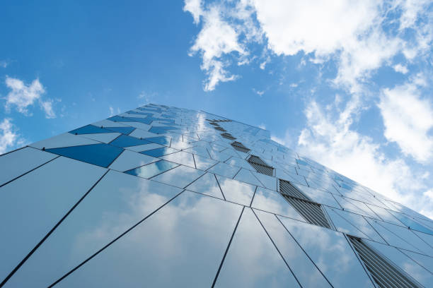 ガラスの建物のファサード。曇り空下の眺め。クローズ アップ。アーキテクチャ。 - built structure business building exterior glass ストックフォトと画像