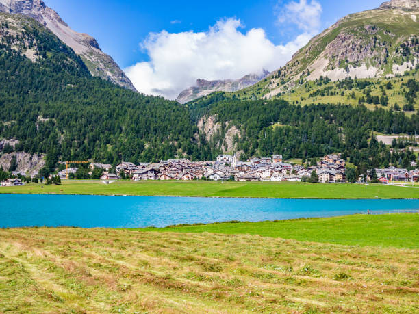 pueblo y lago silvaplana - st moritz engadine landscape village fotografías e imágenes de stock