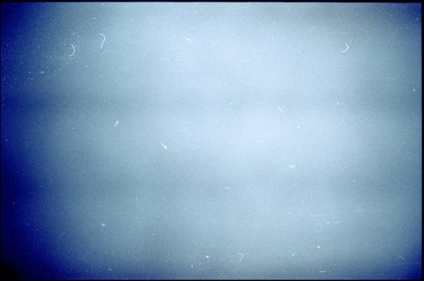 marco de película azul ruidoso con arañazos, polvo y grano - polvo fotos fotografías e imágenes de stock