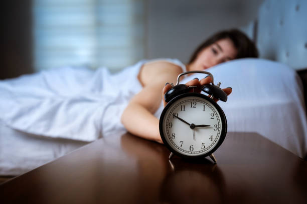 mulher paciente da insónia na cama - sleeping insomnia alarm clock clock - fotografias e filmes do acervo