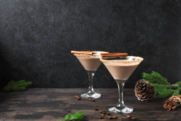 café ou cocktail de creme irlandês - cream liqueur - fotografias e filmes do acervo