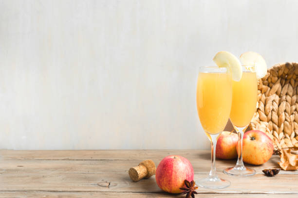 cocktail mimosa di mele - soft cider foto e immagini stock
