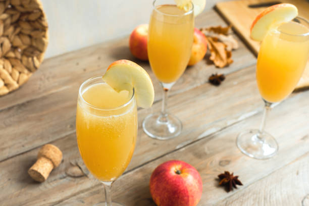 cóctel apple mimosa - soft cider fotografías e imágenes de stock