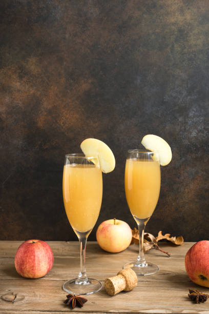 cóctel apple mimosa - soft cider fotografías e imágenes de stock