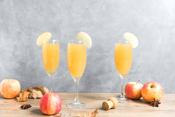 cóctel apple mimosa - soft cider fotografías e imágenes de stock