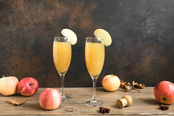 cocktail mimosa di mele - soft cider foto e immagini stock