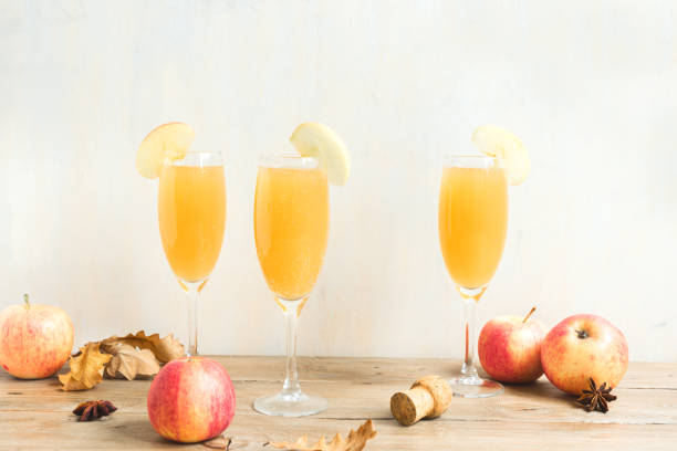 cóctel apple mimosa - soft cider fotografías e imágenes de stock