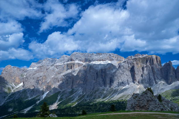 dolomity high bay gadertal - clear sky contrasts cloud high contrast zdjęcia i obrazy z banku zdjęć