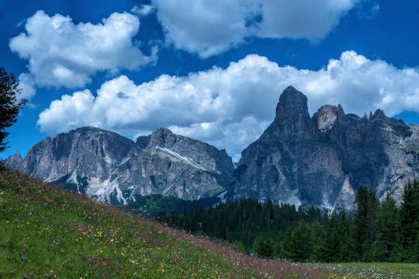 dolomity high bay gadertal - clear sky contrasts cloud high contrast zdjęcia i obrazy z banku zdjęć