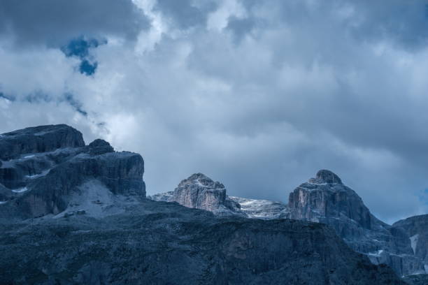 dolomites alta badia gadertal - clear sky contrasts cloud high contrast imagens e fotografias de stock