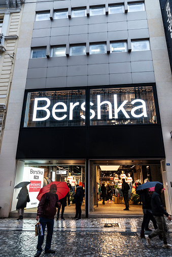 Neerwaarts Broederschap Hardheid Bershkaladen Bei Nacht In Athen Griechenland Stockfoto und mehr Bilder von Bershka - Designermarke - Bershka - Designermarke, Inditex, Amancio Ortega - iStock Neerwaarts Broederschap Hardheid Bershkaladen Bei Nacht In Athen Griechenland Stockfoto und mehr Bilder von Bershka - Designermarke - Bershka - Designermarke, Inditex, Amancio Ortega - iStock
