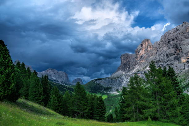 dolomites alta badia gadertal - clear sky contrasts cloud high contrast imagens e fotografias de stock