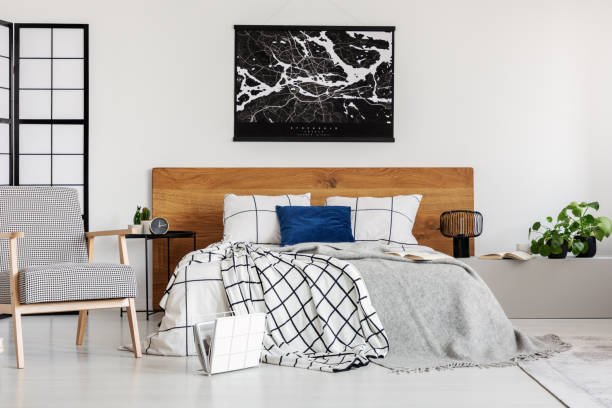 シンプルなベッドルームのインテリアで木製のヘッドボードの上に白い壁に黒い地図 - pillow headboard wall bedroom ストックフォトと画像