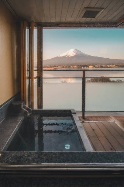 bain chaud japonais onsen dans la station traditionnelle de ryokan avec le beau fond de vue de mt.fuji au lac de kawaguchiko, yamanashi, japon - lake kawaguchi photos et images de collection