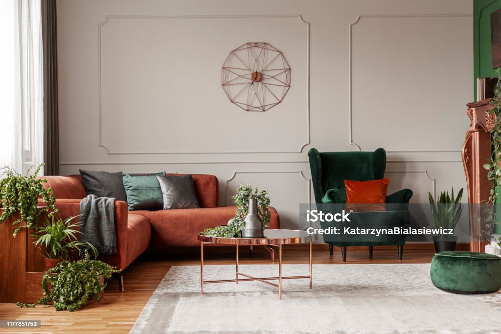 Giotto Dibondon suge Forkert Velvet Emerald Green Armchair With Orange Pillow Next To Corner Sofa And  Coffee Table Stock Photo - Download Image Now - iStock