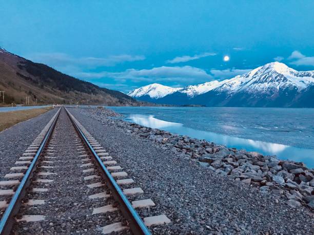 alaska clima estranho por causa de estar na região ártica perto do pólo norte. luz do dia da meia-noite além do luar no fim de maio - chugach mountains - fotografias e filmes do acervo