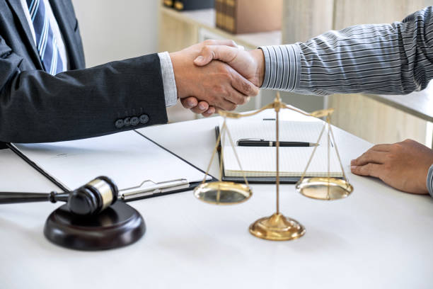 Handshake after good cooperation, Businessman Shaking hands with Professional male lawyer after discussing good deal of contract in courtroom, Concepts of law, Judge gavel with scales of justice. apretón de manos después de una buena cooperación, empresario estrechando la mano con abogado masculino profesional después de discutir una buena parte de contrato en la sala del tribunal, conceptos de ley, juez gavel con escalas de justicia