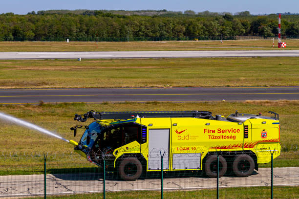 una emergencia - air vehicle airport fire department accident fotografías e imágenes de stock