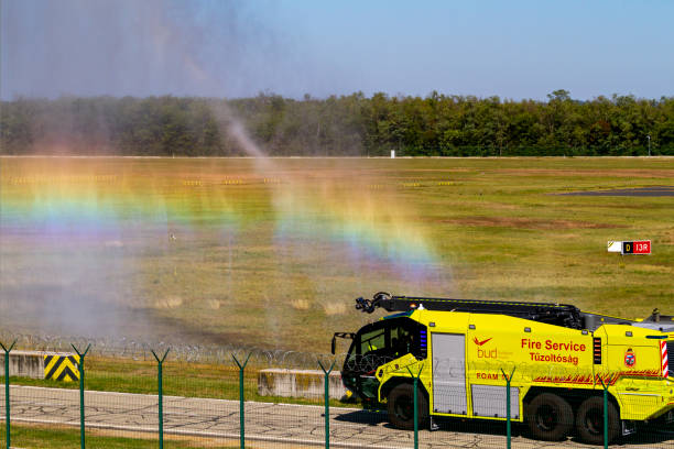 una emergencia - air vehicle airport fire department accident fotografías e imágenes de stock