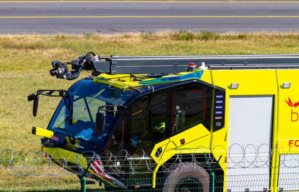 ein rettungs-/feuerwehrfahrzeug - air vehicle airport fire department accident stock-fotos und bilder