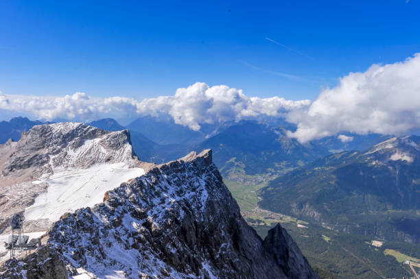 cumbre zugspitze en garmisch-partenkirchen, alemania - zugspitze mountain snow cross shape cross fotografías e imágenes de stock