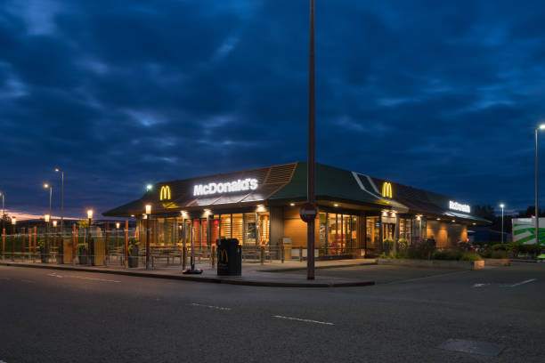 Cтоковое фото Ресторан Макдональдс ночью