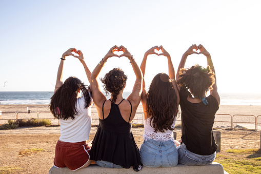 Mujeres jóvenes felices divirtiéndose en la playa photo