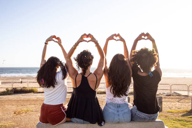 giovani donne felici che si divertono sulla spiaggia - solo ragazze foto e immagini stock