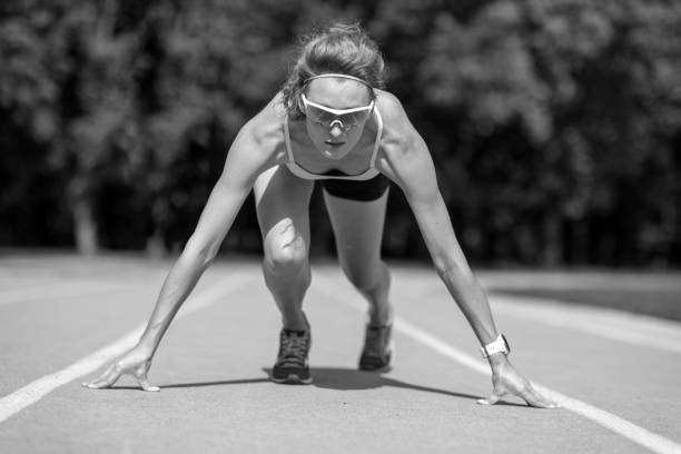 lekkoatletyka. piękna dziewczyna w odzieży sportowej. - athlete sport starting line muscular build zdjęcia i obrazy z banku zdjęć