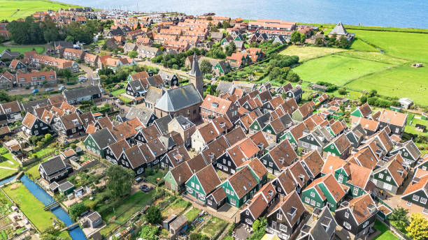 vista aérea de drones de la isla de marken, pueblo de pescadores tradicionales desde arriba, paisaje típico holandés, holanda del norte, países bajos - waterland fotografías e imágenes de stock