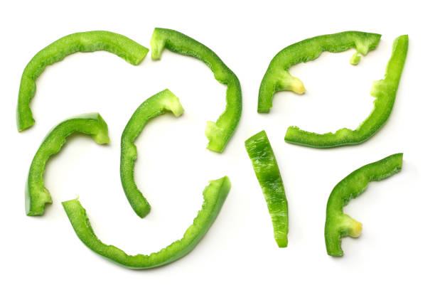 tranches coupées de poivron doux vert d'isolement sur le fond blanc. vue du haut - green bell pepper bell pepper pepper vegetable photos et images de collection