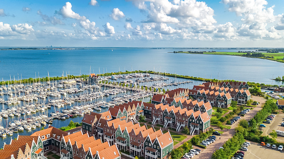 Vista aérea de drones de casas típicas holandesas modernas y puerto deportivo en puerto desde arriba, arquitectura del puerto de la ciudad de Volendam, Holanda del Norte, Países Bajos photo