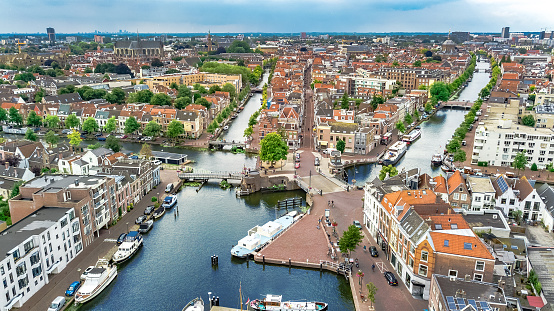 Vista aérea de drones del paisaje urbano de Leiden desde arriba, típico horizonte de la ciudad holandesa con canales y casas, Holanda, Países Bajos photo