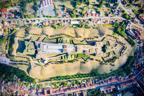 bastiones en forma de estrella y obras de interés de citadelle de bitche, fortaleza medieval y fortaleza cerca de la frontera alemana en el departamento del mosela, francia. la ciudadela conocida por su resistencia en la guerra franco-prusiana - franco prussian war fotografías e imágenes de stock