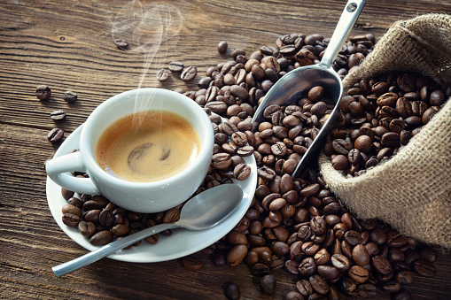 Taza de espresso con granos de café photo