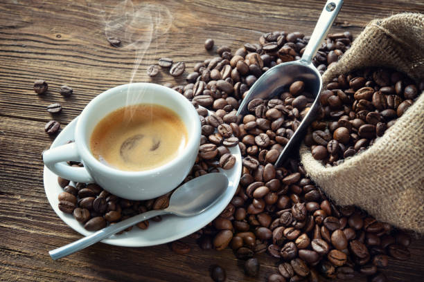 cuvette d'espresso avec des grains de café - coffee bean coffee crop espresso mocha photos et images de collection