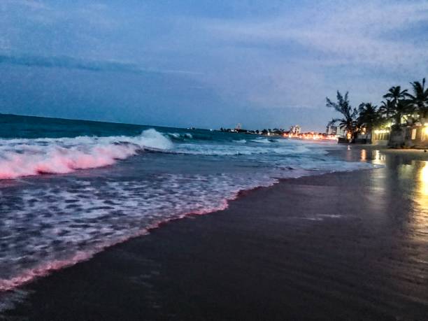 hermosas nubes dramáticas sobre una playa puertorriqueña al atardecer - costa rican sunset fotos fotografías e imágenes de stock