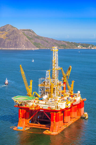 piattaforma petrolifera - floating oil production platform foto e immagini stock