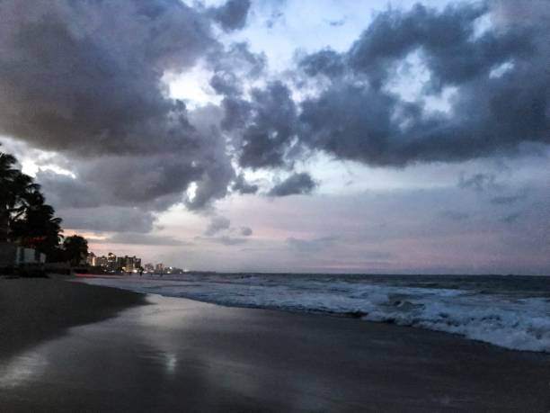 hermosas nubes dramáticas sobre una playa puertorriqueña al atardecer - costa rican sunset fotos fotografías e imágenes de stock